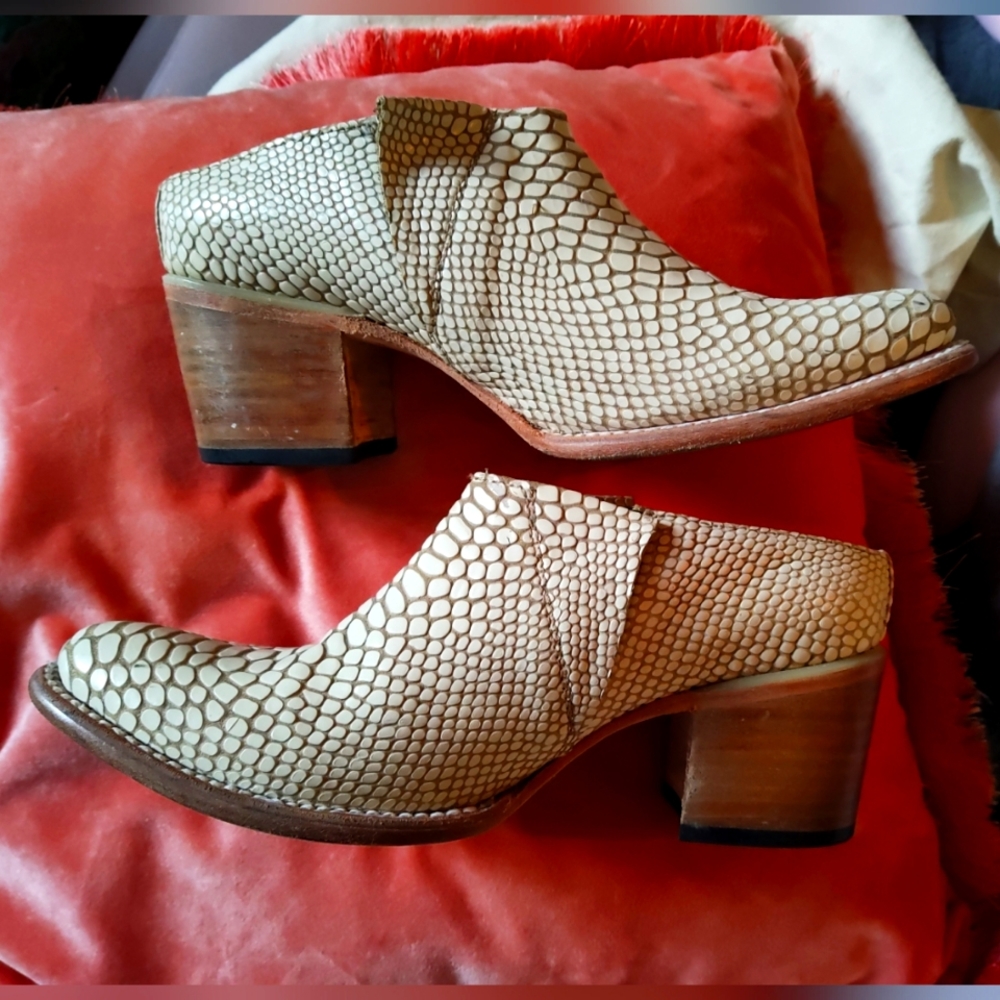 FREEBIRD By STEVEN SHAE Mules US 9 Leather Chunky Heel Booties Snake Creme Boots